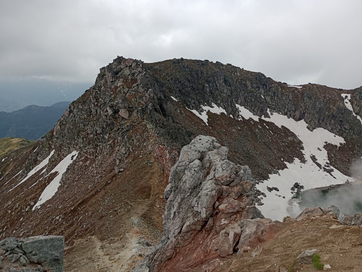 Am Nordgipfel des Mount Yakedake, Japan