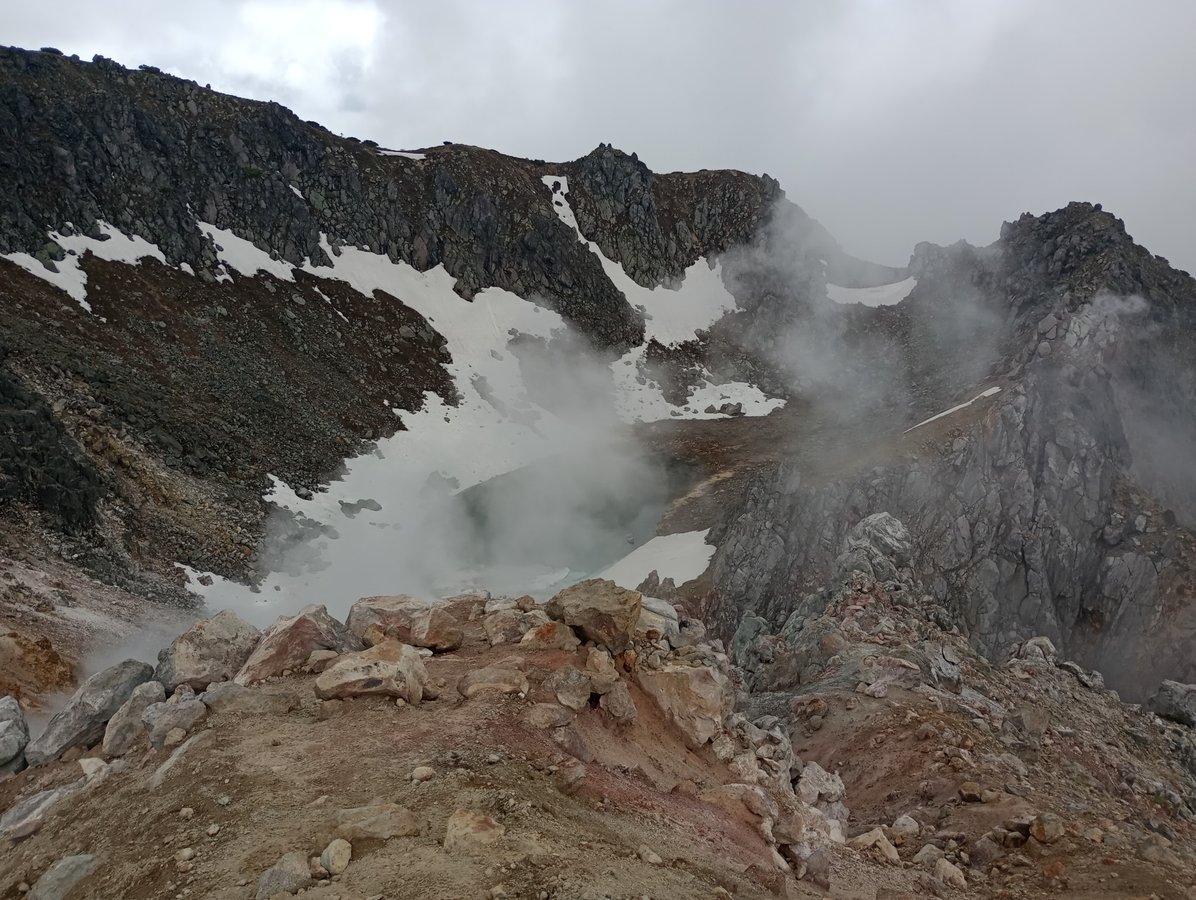 Am Nordgipfel des Mount Yakedake, Japan