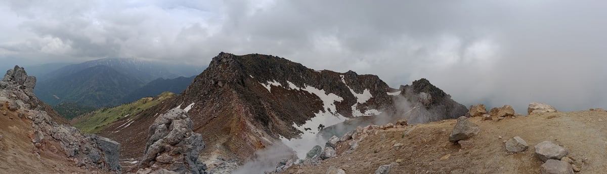 Am Nordgipfel des Mount Yakedake, Japan