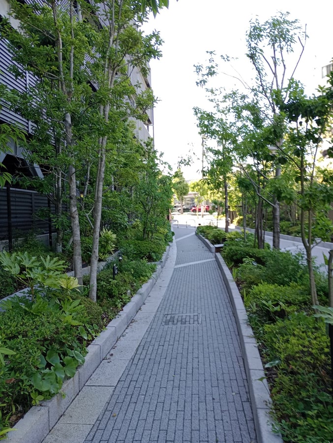 Eine Gasse neben einem Parkplatz, Japan