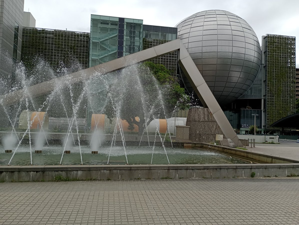 Vor dem Wissenschaftsmuseum von Nagoya, Japan