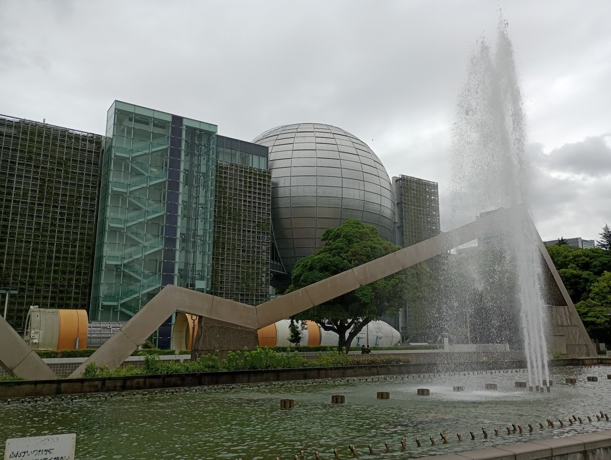 Vor dem Wissenschaftsmuseum von Nagoya, Japan