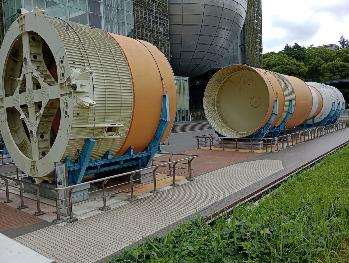 Vor dem Wissenschaftsmuseum von Nagoya, Japan