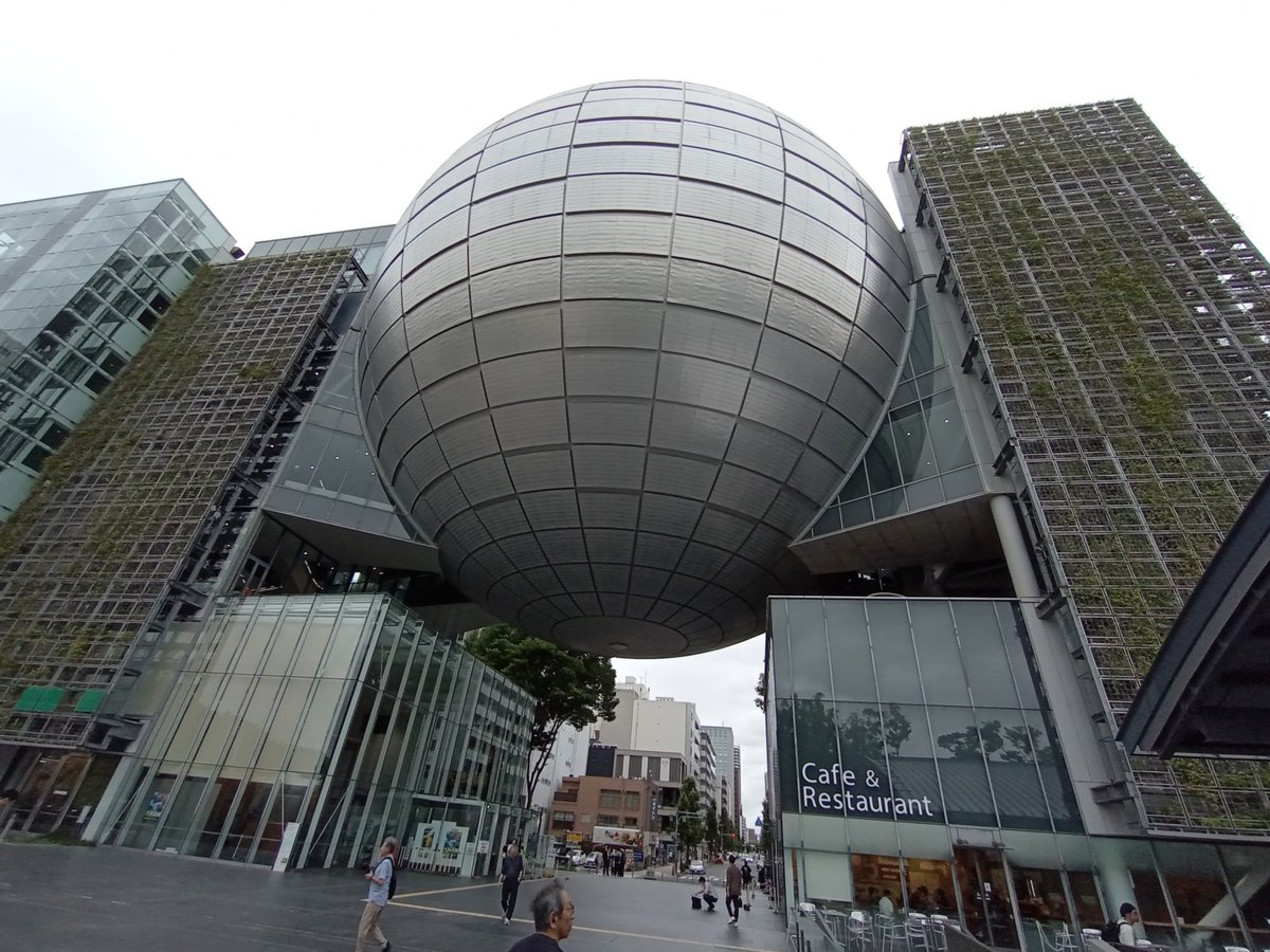 Vor dem Wissenschaftsmuseum von Nagoya, Japan