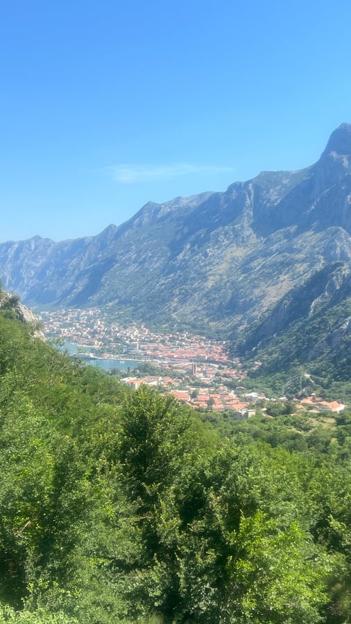A través de las Montañas Negras, Montenegro
