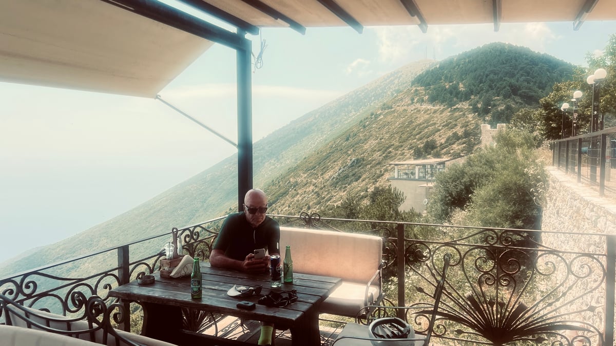 Op de LLogara pas, Albania