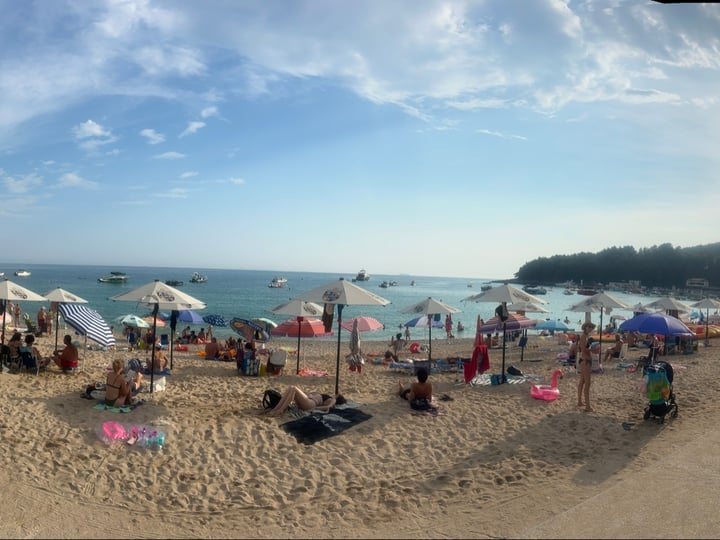 Droog aangekomen in Himarë, Albanië
