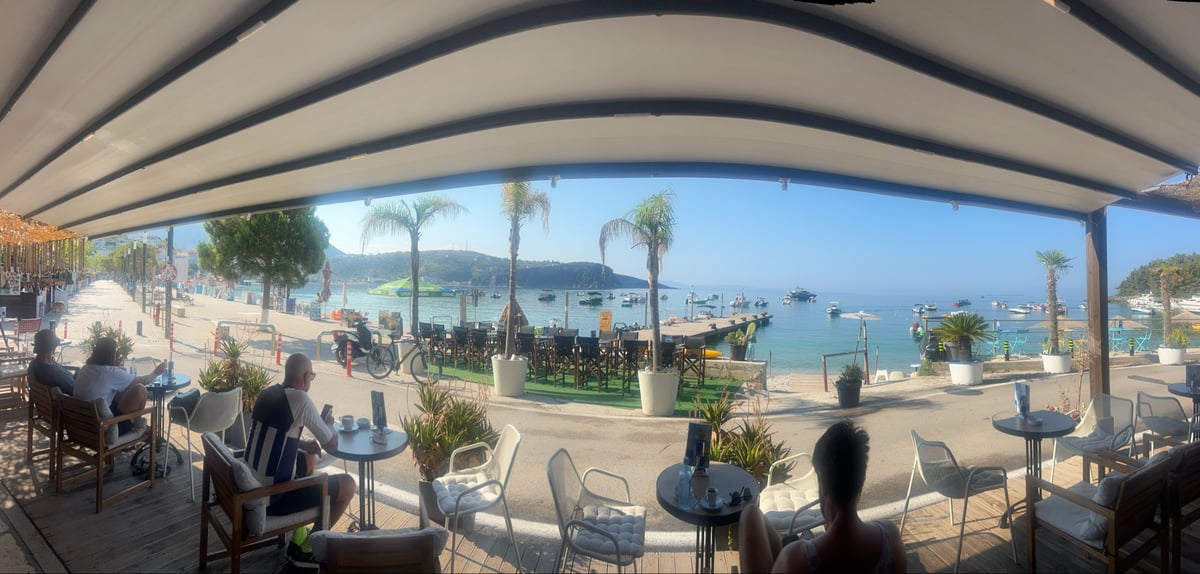 Partida desde la encantadora Himarë, Albania