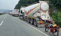 Long trucks line parked 20km to Georgia, Türkiye