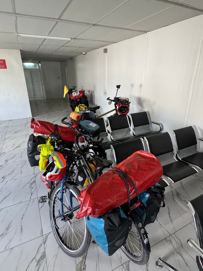 Hotel Port e le nostre biciclette nella zona partenze, Azerbaigian