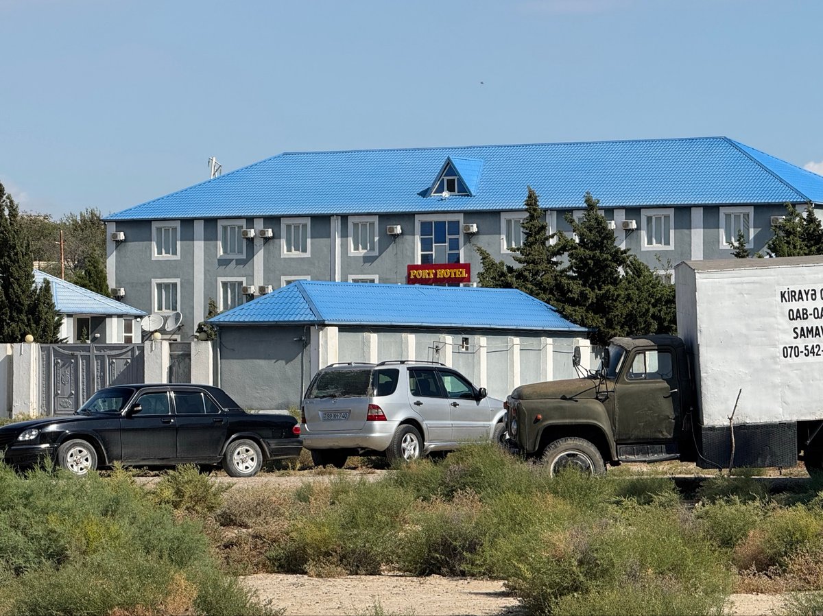 Hotel Port e le nostre biciclette nella zona partenze, Azerbaigian