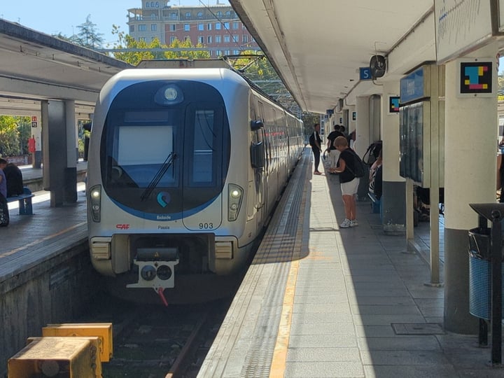 Amara change trains, Spanje