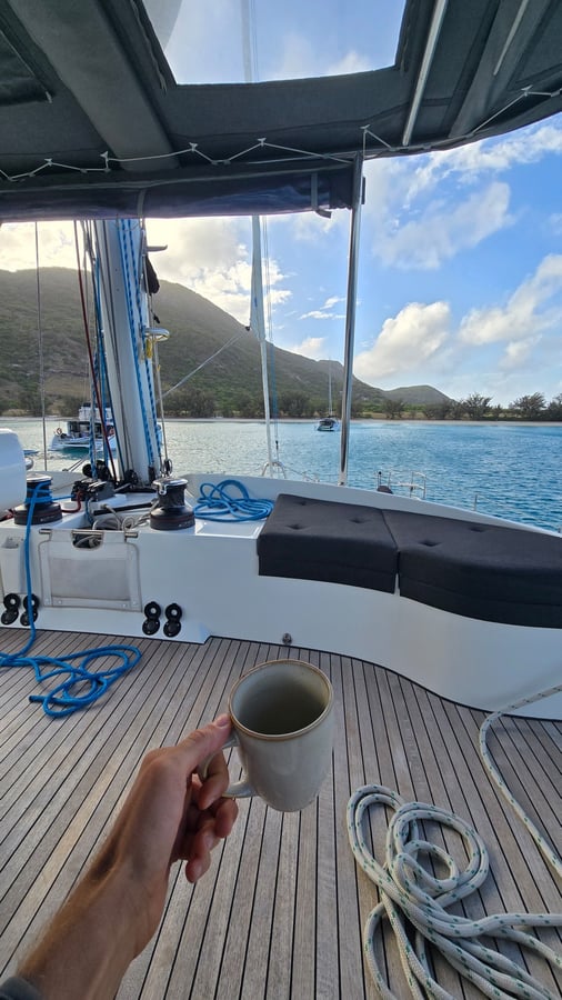 Sailing happy lizard island