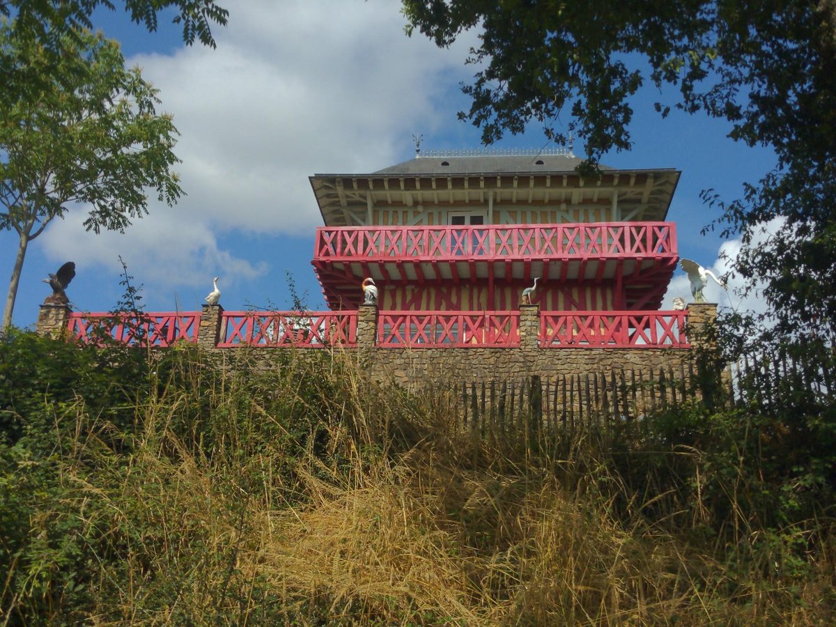 House ...?, France